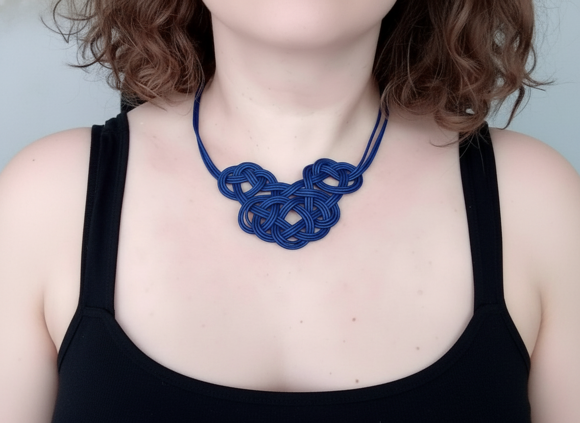 collar de cuero con nudos