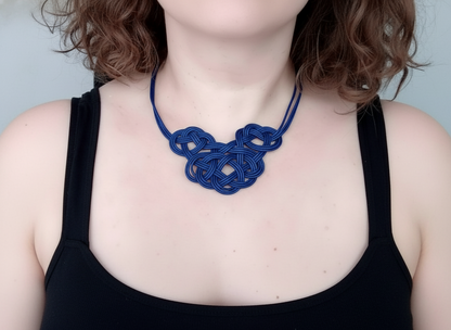 collar de cuero con nudos