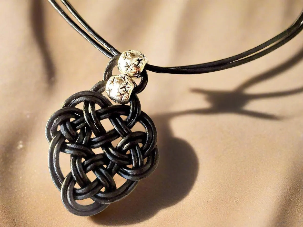 Collier femme en cuir avec pendentif symbole celtique
