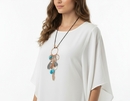 Collier bohème en cuir avec ornements en turquoise et nacre naturelle