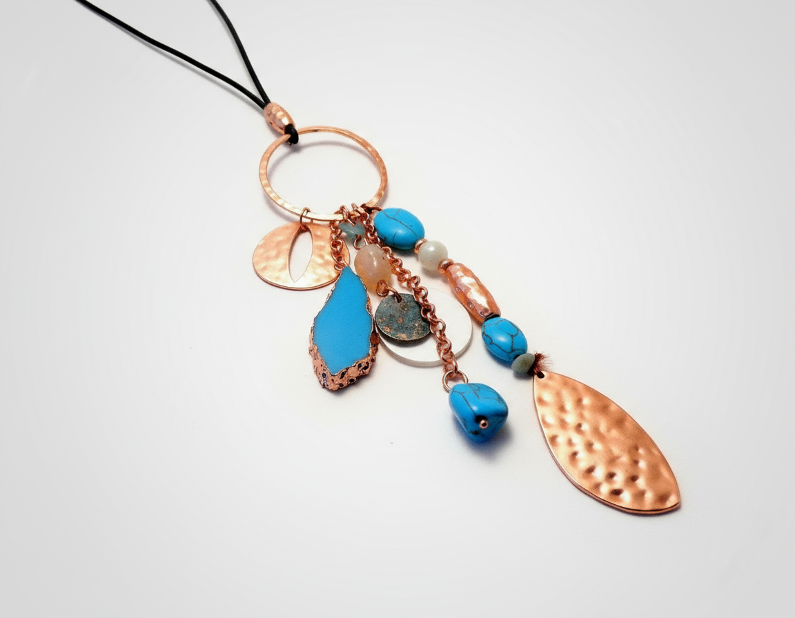 Collier bohème en cuir avec ornements en turquoise et nacre naturelle