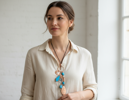Collier bohème en cuir avec ornements en turquoise et nacre naturelle