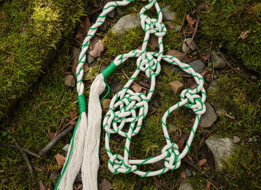Cordón para bodas con nudo celta del amor eterno en color crudo y verde. Handfasting cord