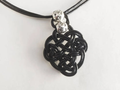 Collier femme en cuir avec pendentif symbole celtique
