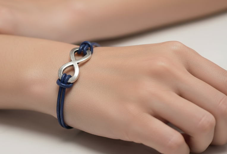 pulsera de cuero con símbolo infinito