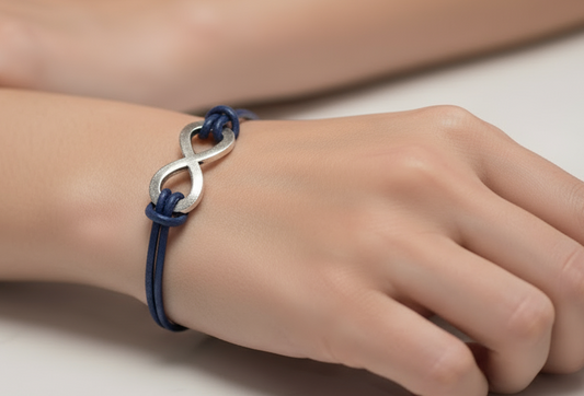 pulsera de cuero con símbolo infinito