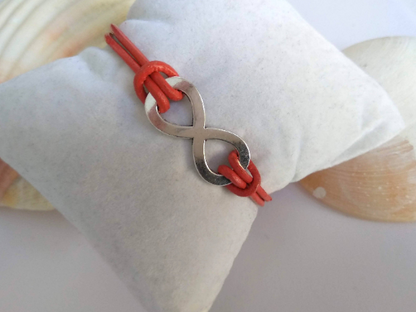 pulsera de cuero con símbolo infinito