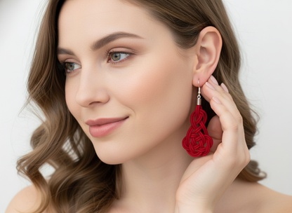 Pendientes celtas largos de cuero y acero con nudos de macramé