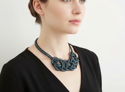 Collier noeud marin en cuir coloris bleu et noir