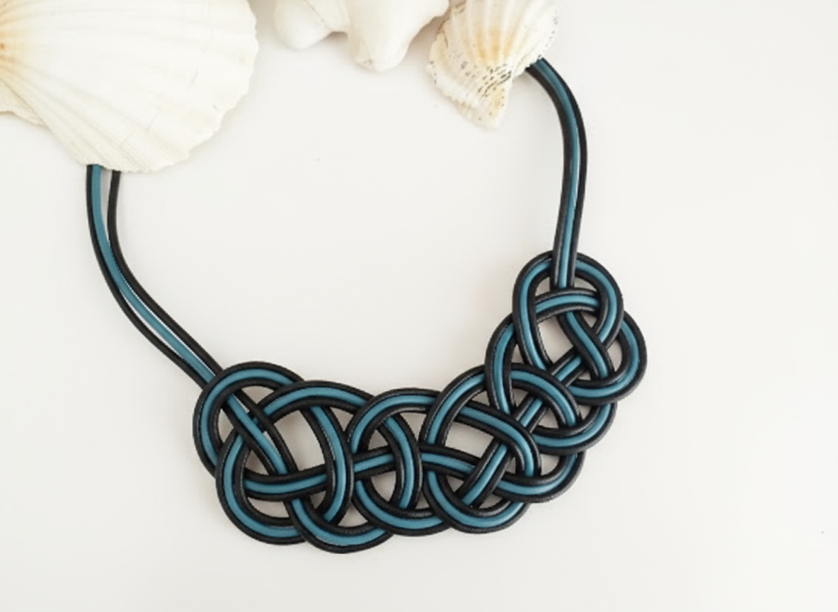 Collier noeud marin en cuir coloris bleu et noir