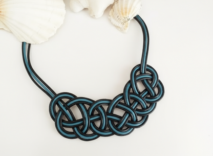 Collier noeud marin en cuir coloris bleu et noir
