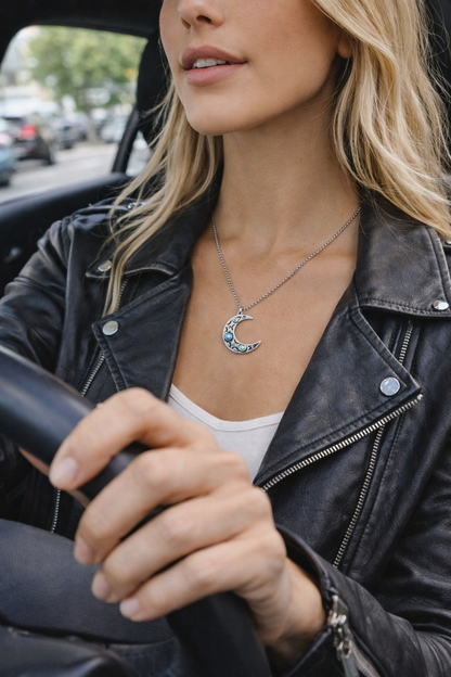 ras-de-cou minimaliste en forme de lune avec turquoise
