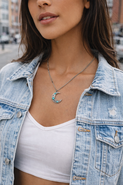 ras-de-cou minimaliste en forme de lune avec turquoise