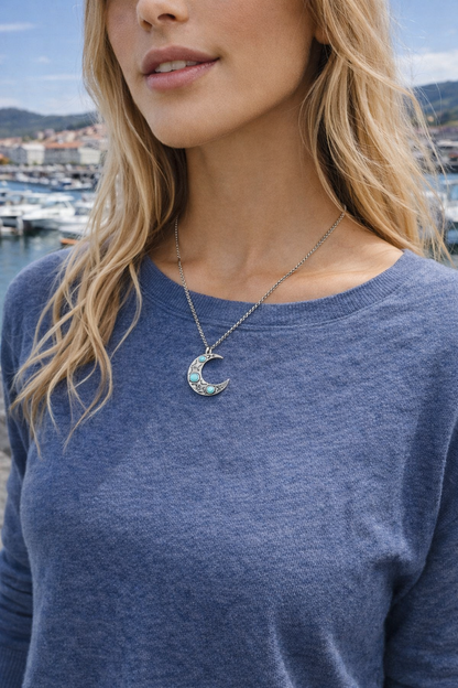 ras-de-cou minimaliste en forme de lune avec turquoise