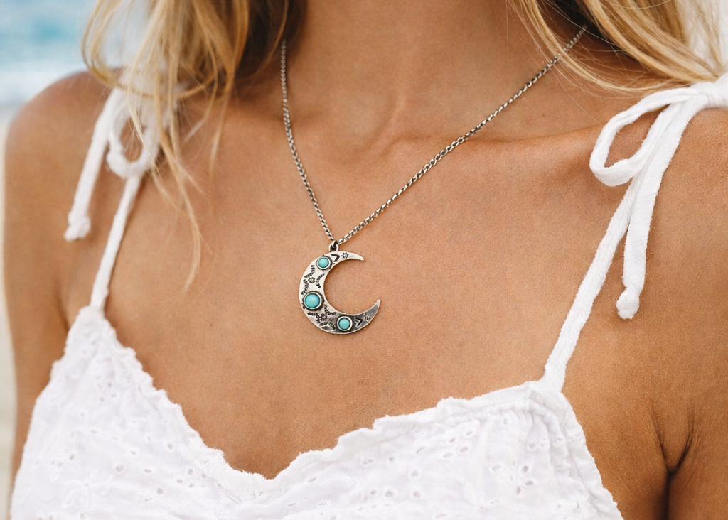 ras-de-cou minimaliste en forme de lune avec turquoise