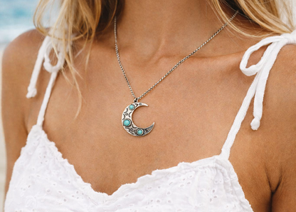 ras-de-cou minimaliste en forme de lune avec turquoise