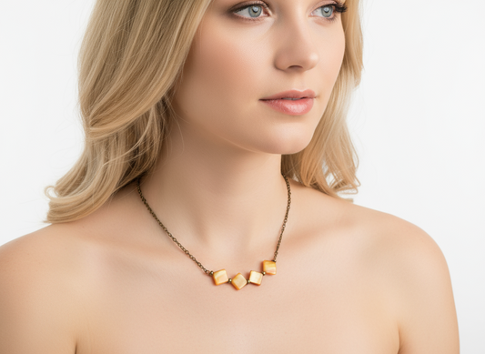 Collier ras du cou minimaliste avec nacre naturelle couleur caramel