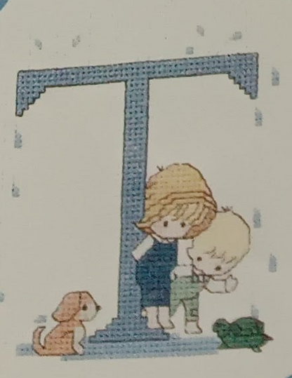 Graphique et patron de l'alphabet complet de 52 lettres au point de croix avec motifs pour garçons et filles