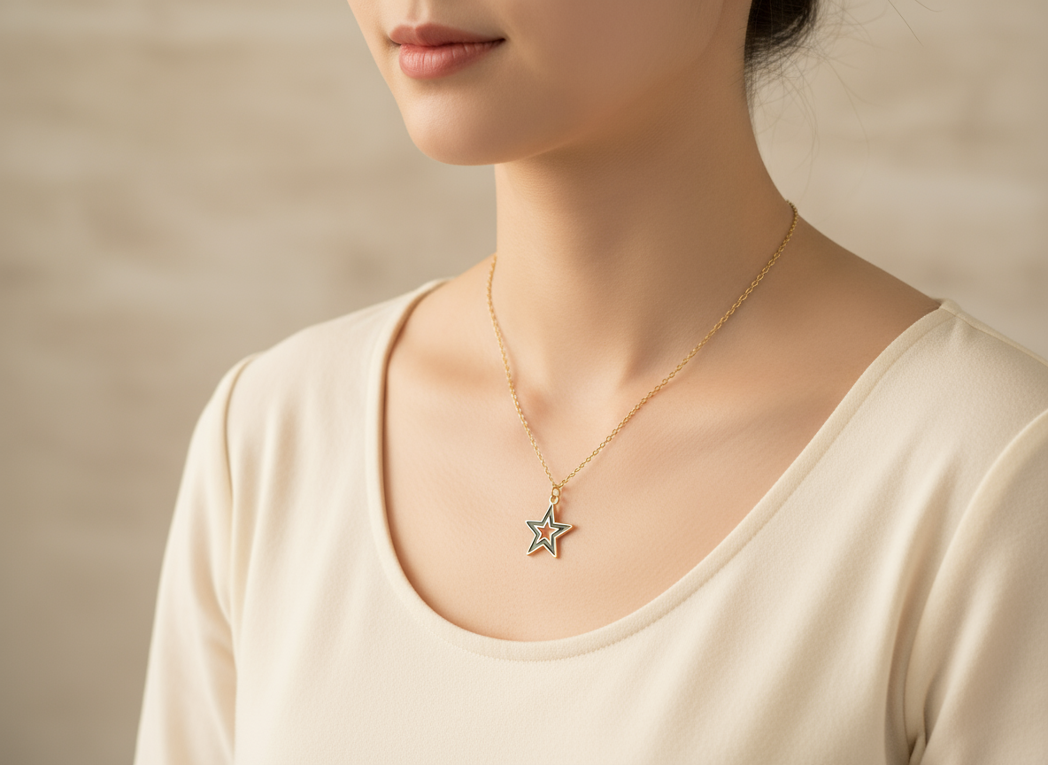 Pendentif étoile dorée et noire