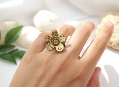 Anillo hippie ajustable con flor margarita boho.
