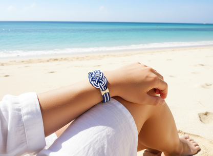 Pulsera con nudo marinero en cuero azul y blanco