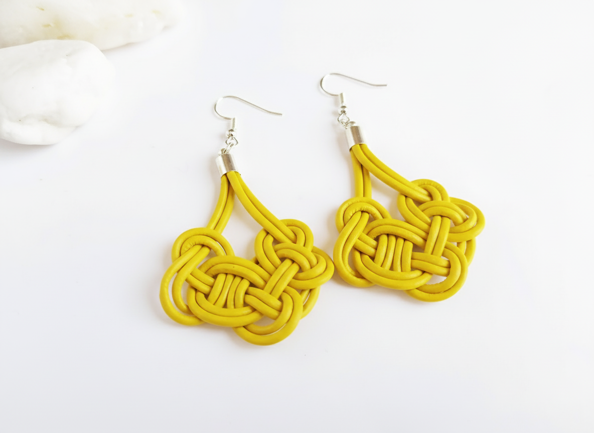 Boucles d'oreilles cuir et acier avec noeud marin bleu