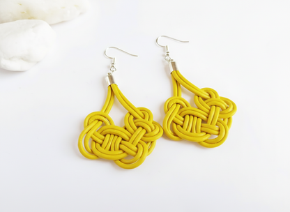 Boucles d'oreilles cuir et acier avec noeud marin bleu