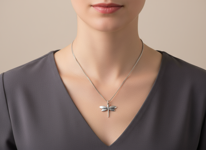 Colgante con una libélula minimalista