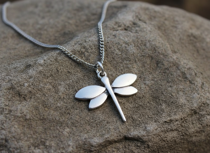 Colgante con una libélula minimalista