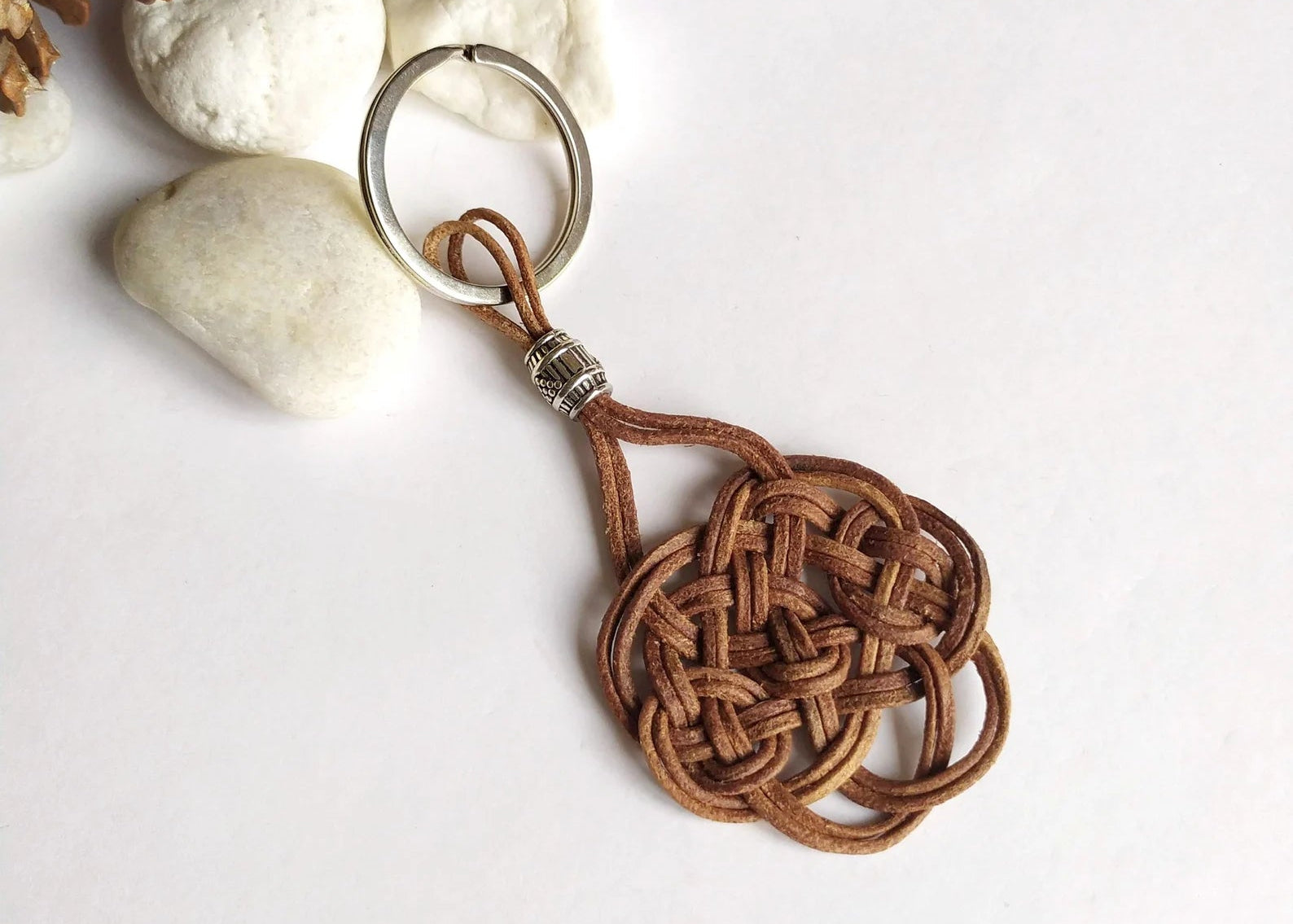 llavero  nudo macrame cuero crudo. Raquel Jiménez Artesania