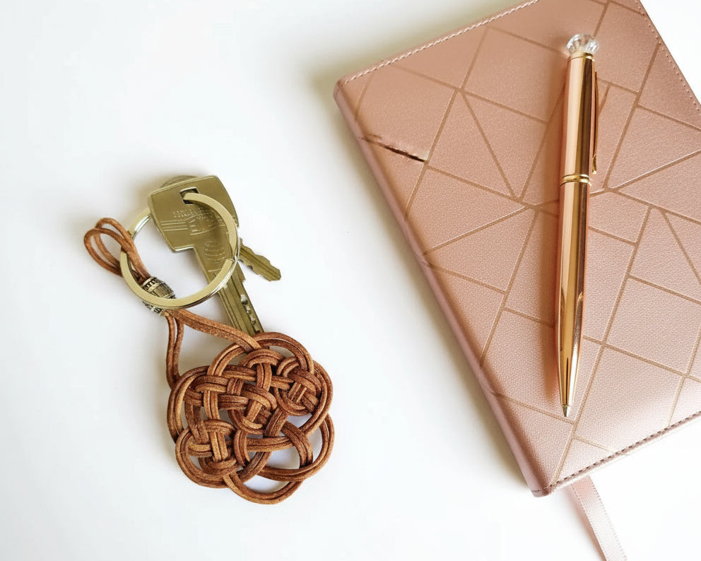 llavero  nudo macrame cuero crudo. Raquel Jiménez Artesania