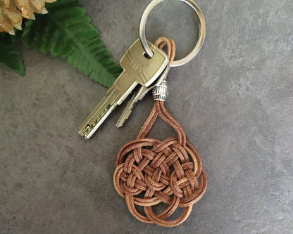 llavero  nudo macrame cuero crudo. Raquel Jiménez Artesania