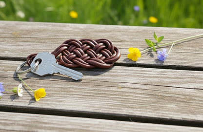 llavero de cuero con nudo celta de la prosperidad