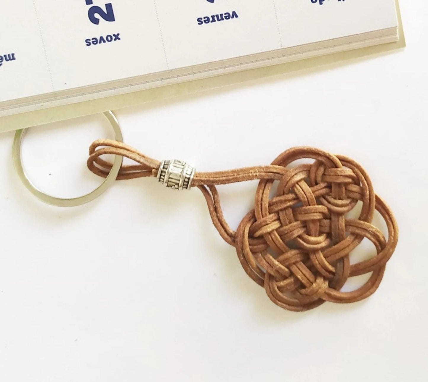 llavero  nudo macrame cuero crudo. Raquel Jiménez Artesania