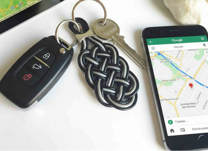 Keychain of braided knots with the Celtic symbol in two colors