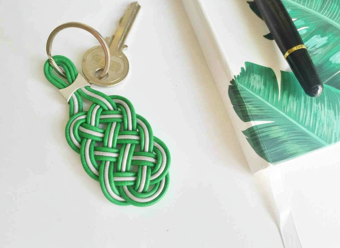 Keychain of braided knots with the Celtic symbol in two colors