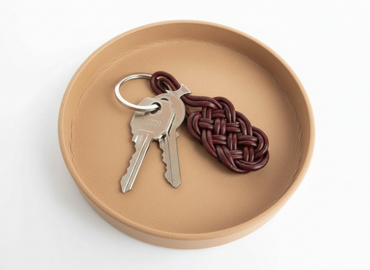 llavero de cuero con nudo celta de la prosperidad