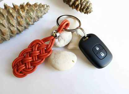 Llavero de cuero rojo trenzado  para hombre o mujer