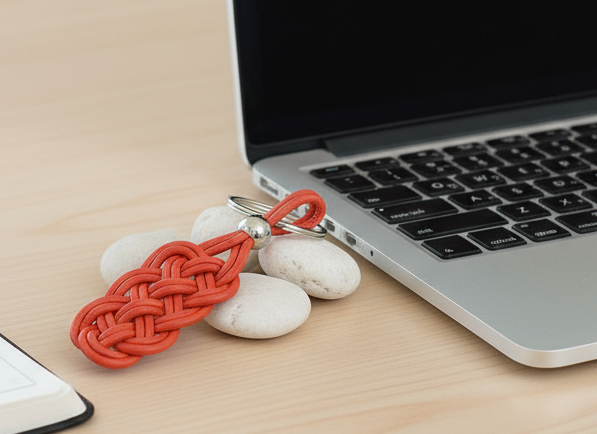 Llavero de cuero rojo trenzado  para hombre o mujer