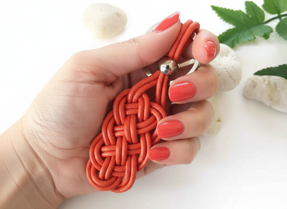 Llavero de cuero rojo trenzado  para hombre o mujer