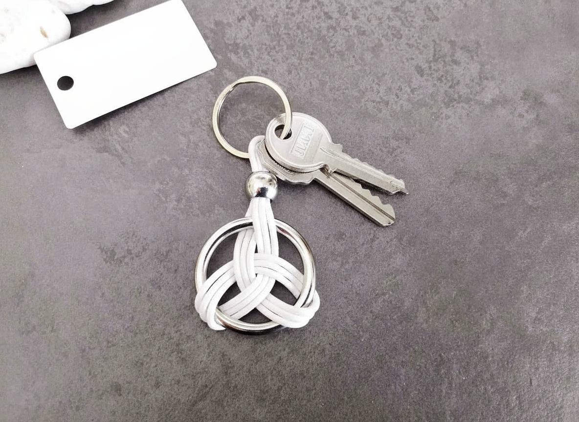 Porte-clés symbole celtique à cliquet en cuir et acier