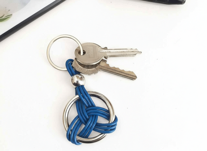 Porte-clés symbole celtique à cliquet en cuir et acier