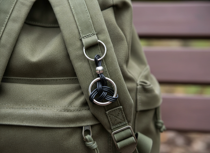 Porte-clés symbole celtique à cliquet en cuir et acier