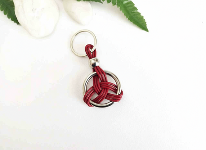 Porte-clés symbole celtique à cliquet en cuir et acier