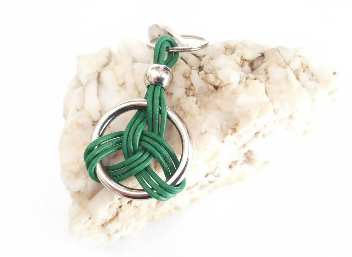 Porte-clés symbole celtique à cliquet en cuir et acier