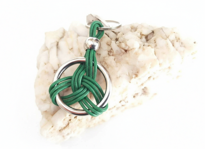 Porte-clés symbole celtique à cliquet en cuir et acier
