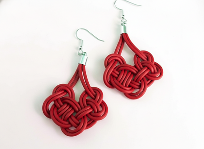 Pendientes cuero y plata con nudos celta irlandés.