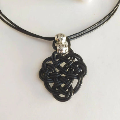 Collier femme en cuir avec pendentif symbole celtique