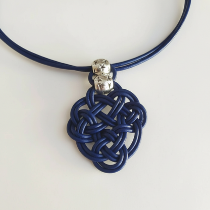 Collier femme en cuir avec pendentif symbole celtique