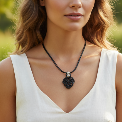 Collier femme en cuir avec pendentif symbole celtique